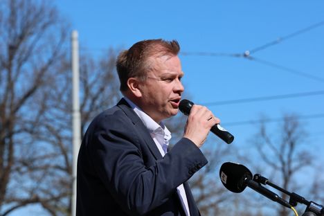 Yllättävät vieraat saapuvat keskustan juhlatilaisuuteen – Antti Kaikkosen puhe alkaa kello 15.15. 1