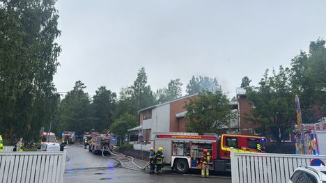 Asuinrakennus syttyi tuleen Jyväskylässä 4 Asuinrakennus syttyi tuleen Jyväskylässä 3