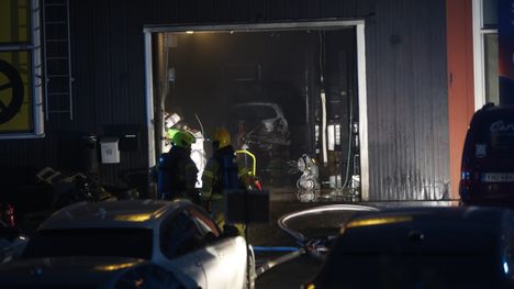Auto syttyi tuleen huoltotöiden aikana – "suuria vaurioita" 2 Auto syttyi tuleen huoltotöiden aikana – "suuria vaurioita" 1