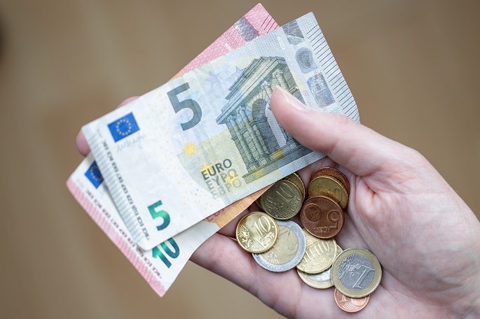 Euroalueen inflaatio laski kesäkuussa 2,8 prosenttiin energiapaineiden helpottaessa. 2 Euroalueen inflaatio laski kesäkuussa 2,8 prosenttiin energiapaineiden helpottaessa. 1