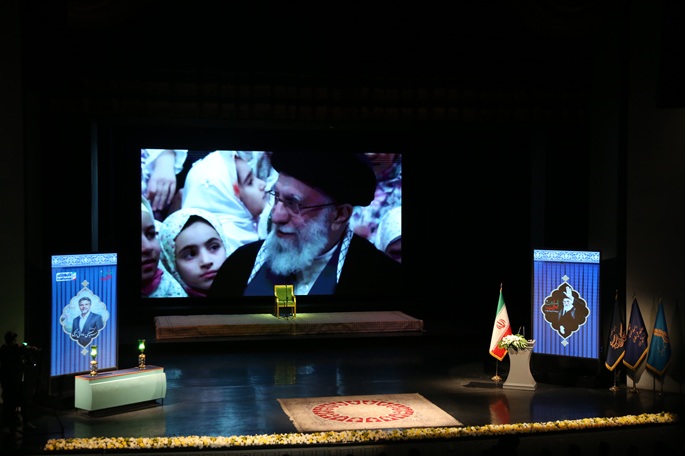 Iranin vanhempi johto ja ulkomaiset viranomaiset osalistuvat Iranin edesmenneen korkeimman johtajan hautajaisiin. 2 Iranin vanhempi johto ja ulkomaiset viranomaiset osalistuvat Iranin edesmenneen korkeimman johtajan hautajaisiin. 1