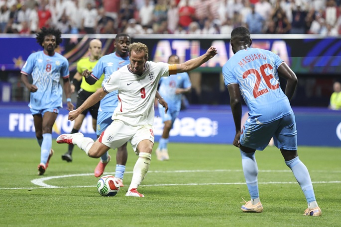 Kanen myöhäinen kaksikko vie Englannin 16 parhaan joukkoon voitolla DRC:stä. 2 Kanen myöhäinen kaksikko vie Englannin 16 parhaan joukkoon voitolla DRC:stä. 1