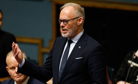 Kansanedustaja jättää kultapossukerhon jäsenyytensä. 4 Kansanedustaja jättää kultapossukerhon jäsenyytensä. 3