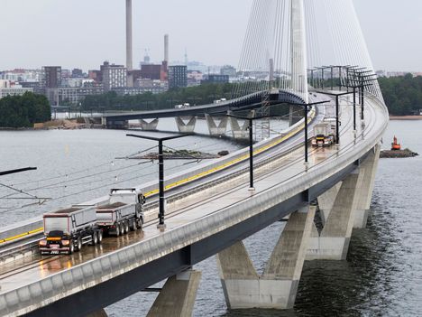 Kruunuvuorensilta suljettu – kuorma-autojen ruuhka 4 Kruunuvuorensilta suljettu – kuorma-autojen ruuhka 3