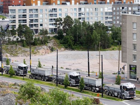 Kruunuvuorensilta suljettu – kuorma-autojen ruuhka 2 Kruunuvuorensilta suljettu – kuorma-autojen ruuhka 1