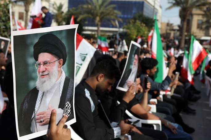 Mojtaba Khamenei jättää isänsä hautajaiset väliin turvallisuussyistä. 2 Mojtaba Khamenei jättää isänsä hautajaiset väliin turvallisuussyistä. 1