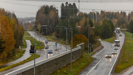 Poliisikoira havaitsi ylinopeutta ajaneen kuljettajan heinikosta Turunväylältä. 2 Poliisikoira havaitsi ylinopeutta ajaneen kuljettajan heinikosta Turunväylältä. 1