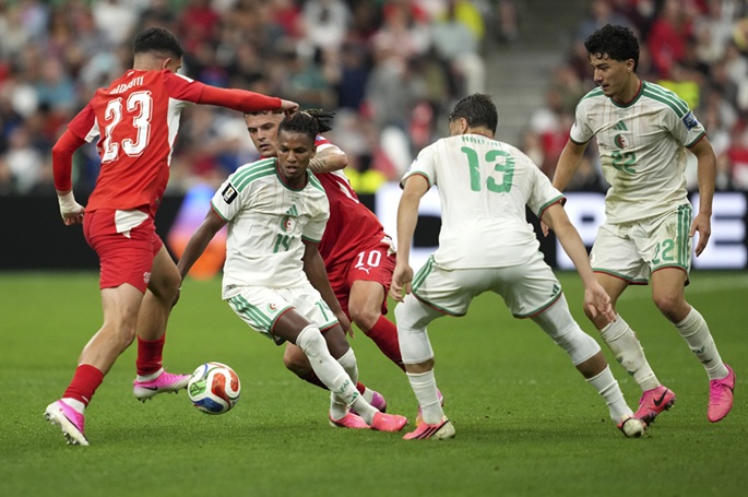 Sveitsi voitti Algerian 2-0 ja eteni MM-kisojen pudotuspeleihin. 2 Sveitsi voitti Algerian 2-0 ja eteni MM-kisojen pudotuspeleihin. 1
