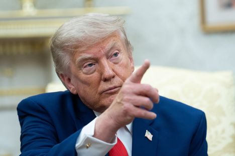 Donald Trump uhkaa Kanadaa kovilla tuontitulleilla.