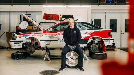 Jari-Matti Latvala kiittää Toyadan johtajaa mahdollisuudesta ajaa kotirallissa 1