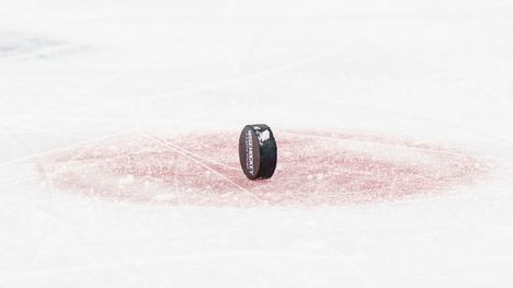 Latvialaista jääkiekkovalmentajaa epäillään lapseen kohdistuneesta seksuaaliväkivallasta: poliisi etsii muita mahdollisia uhreja 2 Latvialaista jääkiekkovalmentajaa epäillään lapseen kohdistuneesta seksuaaliväkivallasta: poliisi etsii muita mahdollisia uhreja 1