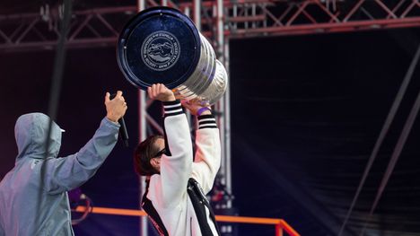 Sebastian Aho toi Stanley Cupin Qstockin lavalle – yleisö villiintyi 3