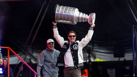 Sebastian Aho toi Stanley Cupin Qstockin lavalle – yleisö villiintyi 5