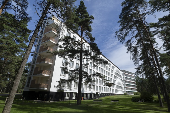Suomalainen arkkitehti Alvar Aalto tuo inhimillisen kosketuksen modernismiin 1