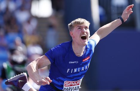 Thomas Röhler vaatii Topi Parviaiselta olutta karsinnan jälkeen 3