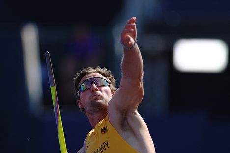 Thomas Röhler vaatii Topi Parviaiselta olutta karsinnan jälkeen 1
