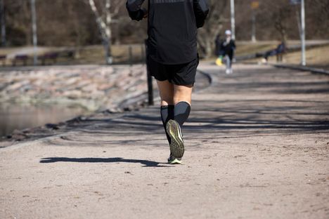 Kaamosväsymyksen oireet voivat alkaa jo elokuussa 6 Kaamosväsymyksen oireet voivat alkaa jo elokuussa 5