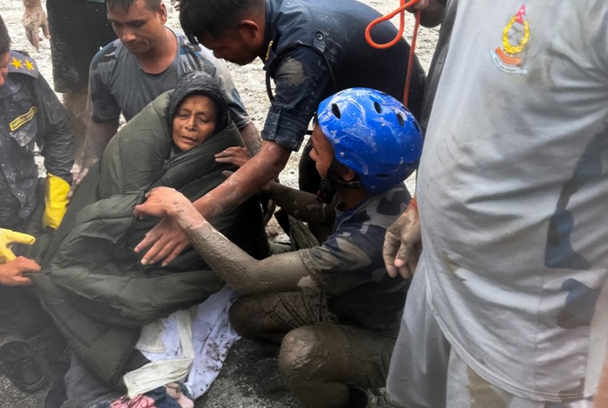 64-vuotias nainen pelastettu Nepalin tulvien jälkeen kymmenen päivän jälkeen 2 64-vuotias nainen pelastettu Nepalin tulvien jälkeen kymmenen päivän jälkeen 1