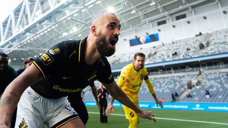 AIK:n Diogo Tomas (edessä) juhlimassa 3–1-derbyvoittoa Djurgårdenista 16. elokuuta. Kuva: Axel Boberg / Bildbyrån / MVPhotos