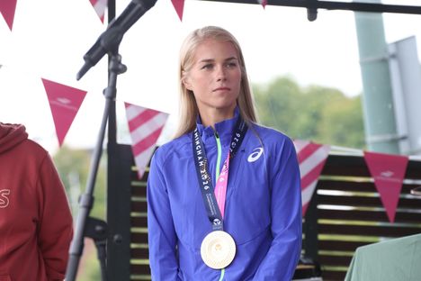 Alisa Vainio sai timanttikorvakorut kansanjuhlassa – ”Tuhansien eurojen arvoinen” lahja 5