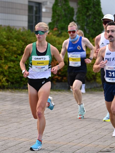 Alisa Vainio voitti ylivoimaisesti SM-maratonin Jyväskylässä, suurimmat paukut Valencian maratonille 4 Alisa Vainio voitti ylivoimaisesti SM-maratonin Jyväskylässä, suurimmat paukut Valencian maratonille 3