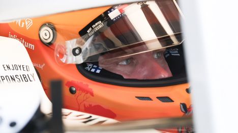 Valtteri Bottas myy nakukuvia sarvikuonojen hyväksi Bakun F1-kisassa 2 Valtteri Bottas myy nakukuvia sarvikuonojen hyväksi Bakun F1-kisassa 1