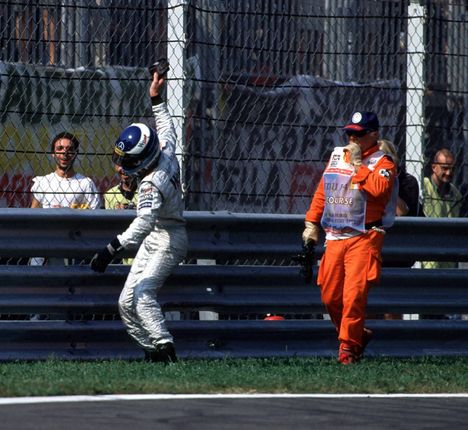 F1: Mika Häkkisen itkupensaan paikalla myydään ylikallistettua VIP-kokemusta mustassa teltassa 6 F1: Mika Häkkisen itkupensaan paikalla myydään ylikallistettua VIP-kokemusta mustassa teltassa 5
