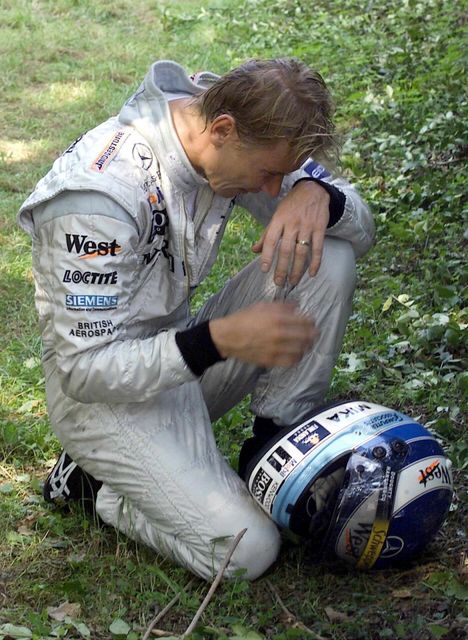F1: Mika Häkkisen itkupensaan paikalla myydään ylikallistettua VIP-kokemusta mustassa teltassa 8 F1: Mika Häkkisen itkupensaan paikalla myydään ylikallistettua VIP-kokemusta mustassa teltassa 7