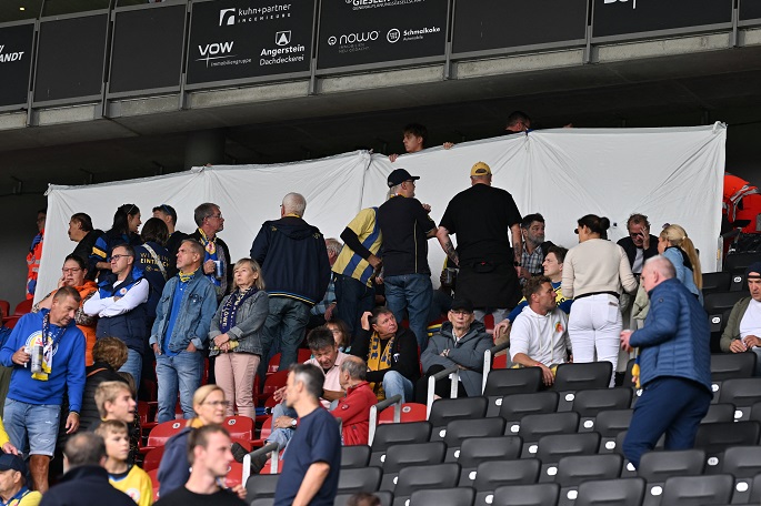 Eintracht Braunschweigin fan kuoli Saksassa stadionin sisällä 2 Eintracht Braunschweigin fan kuoli Saksassa stadionin sisällä 1