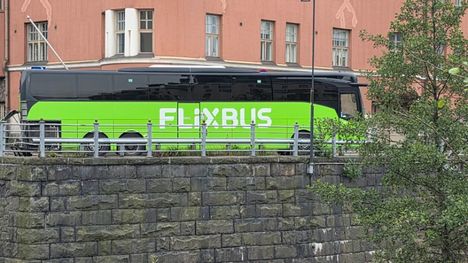 FlixBus jumittui kapealle kadulle Helsingin Kampissa 2 FlixBus jumittui kapealle kadulle Helsingin Kampissa 1