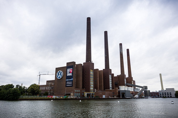 Saksalaiset tehtaat pohtivat tulevaisuutta VW:n hallituksen hyväksyttyä 50 000 työpaikan leikkaukset 1