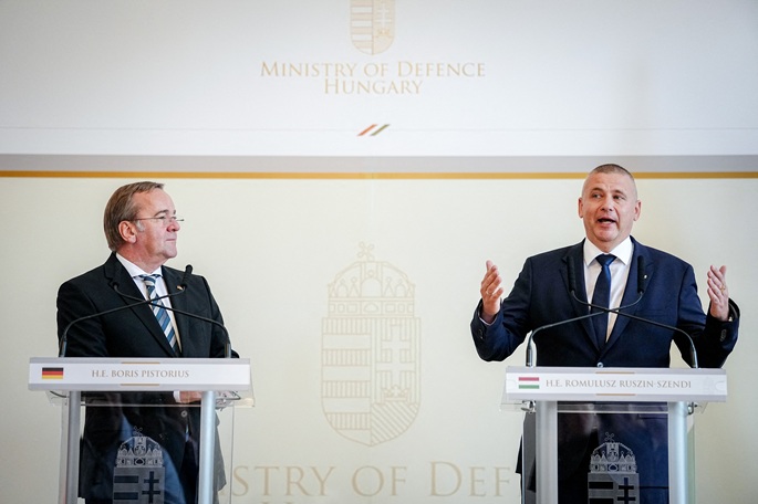 Saksa ja Unkari sopivat puolustusyhteistyön uudelleenkäynnistämisestä Pistoriuksen käydessä Budapestissa 2 Saksa ja Unkari sopivat puolustusyhteistyön uudelleenkäynnistämisestä Pistoriuksen käydessä Budapestissa 1