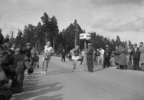 Helsingin olympialaisten maratonreitin muistokivi kaatunut – kunnostus suunniteltu 75-vuotisjuhlien kunniaksi 2 Helsingin olympialaisten maratonreitin muistokivi kaatunut – kunnostus suunniteltu 75-vuotisjuhlien kunniaksi 1