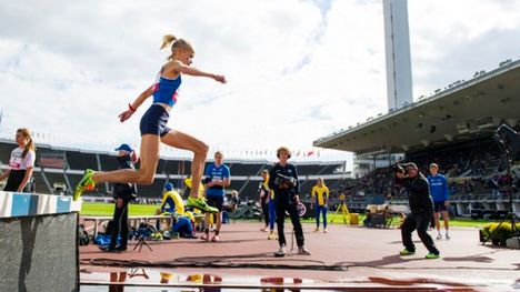 Alisa Vainio kilpaili nuorena Ruotsin hiihtotähteä Ebba Anderssonia vastaan Olympiastadionilla 3