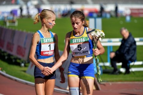 Alisa Vainio kilpaili nuorena Ruotsin hiihtotähteä Ebba Anderssonia vastaan Olympiastadionilla 1