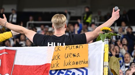 Huuhkajat: Kannattajat kehottivat Lukas Hradeckya osallistumaan Putinia pilkkaavaan lauluun 1