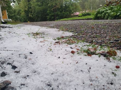 Hyvinkään kadut tulvivat rajan rae- ja ukkoskuuron jälkeen 1
