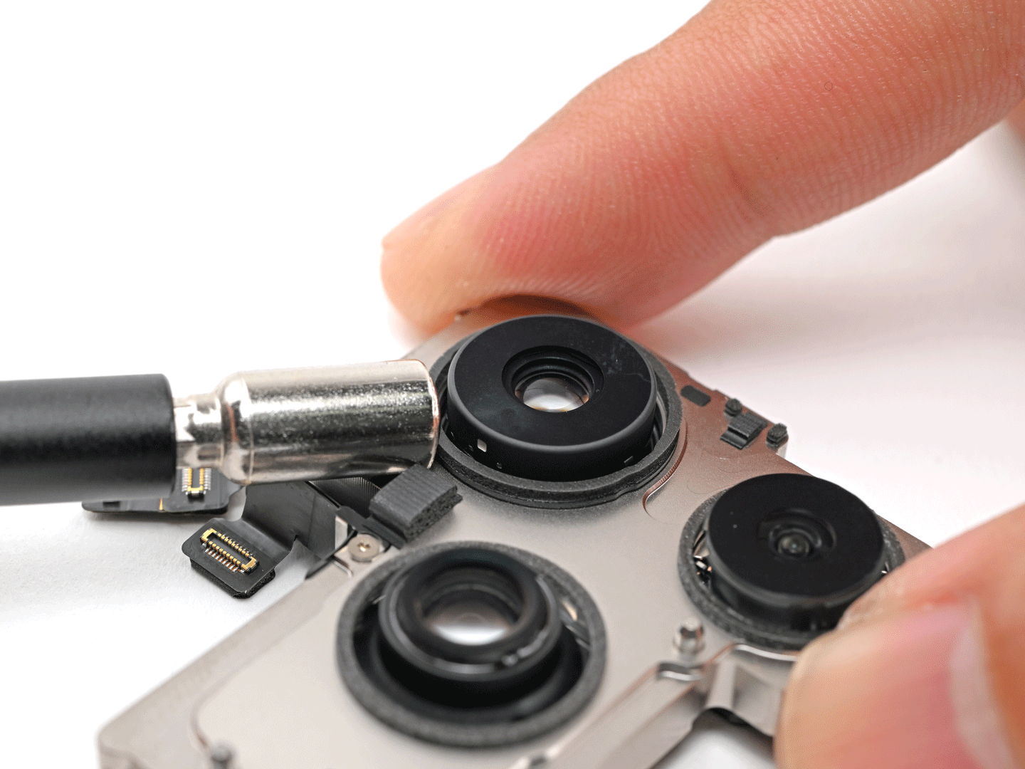 iFixit purki iPhone 18 Pron – näytön korjattavuus herättää huolta 6 iFixit purki iPhone 18 Pron – näytön korjattavuus herättää huolta 5