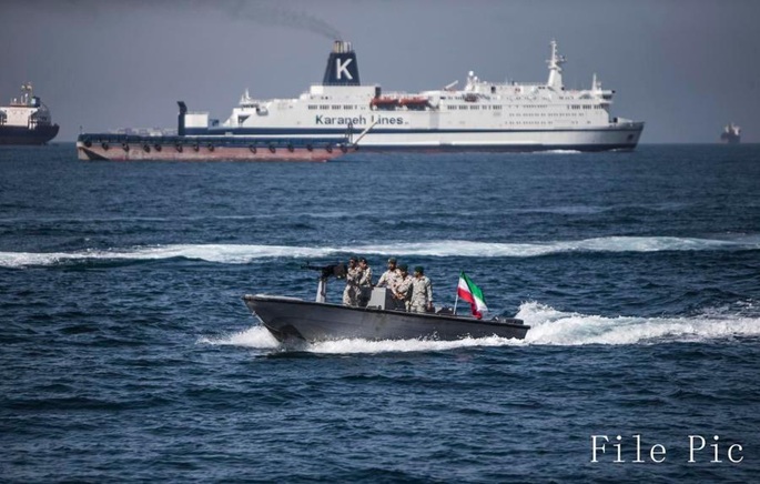 Iran: Öljytankkeri räjähti ja syttyi tuleen Hormuzin salmen miinojen osuttua siihen 2 Iran: Öljytankkeri räjähti ja syttyi tuleen Hormuzin salmen miinojen osuttua siihen 1
