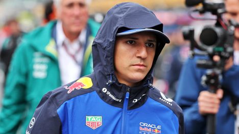 Isack Hadjar palaa Red Bullin F1-auton rattiin 1