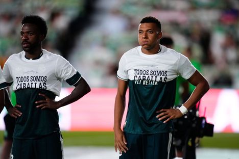 Mbappe, Vinicius ja Konate joutuivat kohuun – eivät pukeutuneet kunnolla Ceutan tukipaitaan 2 Mbappe, Vinicius ja Konate joutuivat kohuun – eivät pukeutuneet kunnolla Ceutan tukipaitaan 1