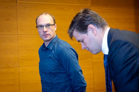 Jari-Matti Latvala ja hänen asianajajansa Pekka Tuunainen kiistävät syyttäjän esittämät väitteet tahallisuudesta. Kuva: Paula Kaskimaa / IS