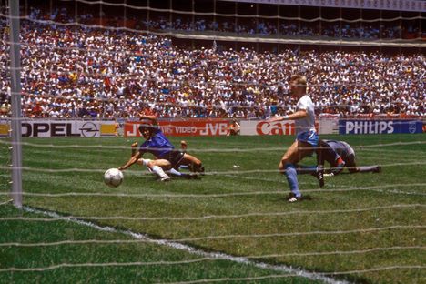 Maradonan ”Jumalan käsi” -pallo myytiin 3,35 miljoonalla dollarilla – hinta jäi kauas arviosta 3