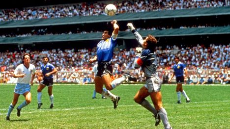 Maradonan ”Jumalan käsi” -pallo myytiin 3,35 miljoonalla dollarilla – hinta jäi kauas arviosta 1