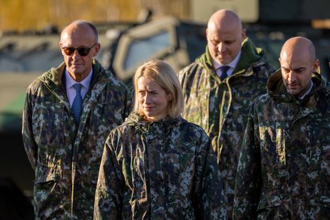 Petteri Orpon Rovaniemelle kutsumat EU-johtajat saivat aamulla maastotakit Lapin lennostossa päälle. Kuva: Katja Säilä / Valtioneuvoston kanslia