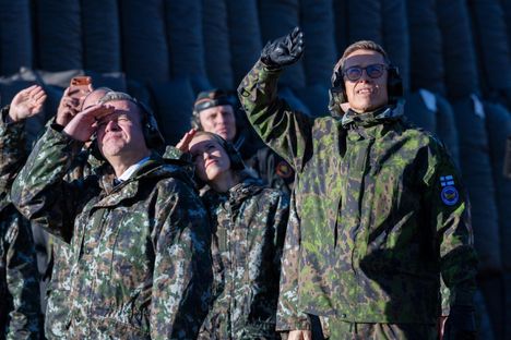 Lapin lennosto esitteli Rovaniemellä arktisen alueen huippukokouksessa osaamistaan. Kaja Kallas seurasi tapahtumia presidentti Alexander Stubbin vierellä. Kuva: Sami Kero / HS