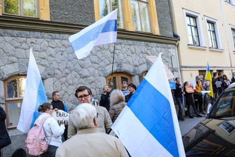 Kaksi ääripäätä kohtasi Tehtaankadulla: Putinin vastustajat ja intohimoinen kannattaja 6 Kaksi ääripäätä kohtasi Tehtaankadulla: Putinin vastustajat ja intohimoinen kannattaja 5