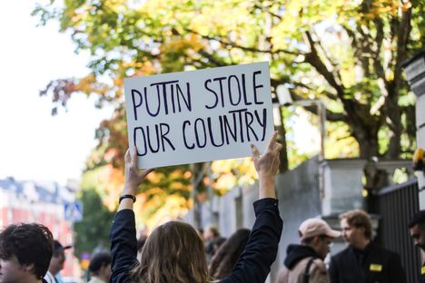 Kaksi ääripäätä kohtasi Tehtaankadulla: Putinin vastustajat ja intohimoinen kannattaja 4 Kaksi ääripäätä kohtasi Tehtaankadulla: Putinin vastustajat ja intohimoinen kannattaja 3