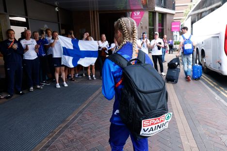 Kuvat: Alisa Vainiolla ja Janne Saarisella tunteikas hetki 8 Kuvat: Alisa Vainiolla ja Janne Saarisella tunteikas hetki 7