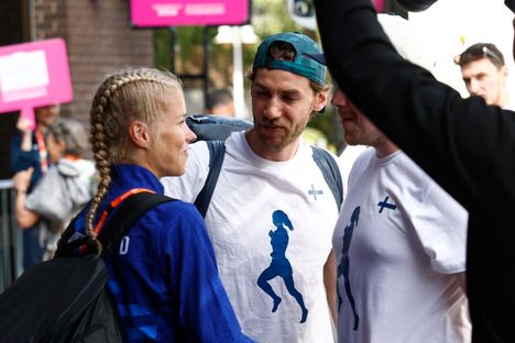 Kuvat: Alisa Vainiolla ja Janne Saarisella tunteikas hetki 2 Kuvat: Alisa Vainiolla ja Janne Saarisella tunteikas hetki 1
